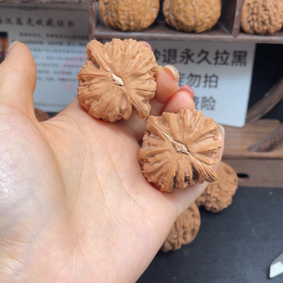 文玩核桃吊坠三角白狮子40尺