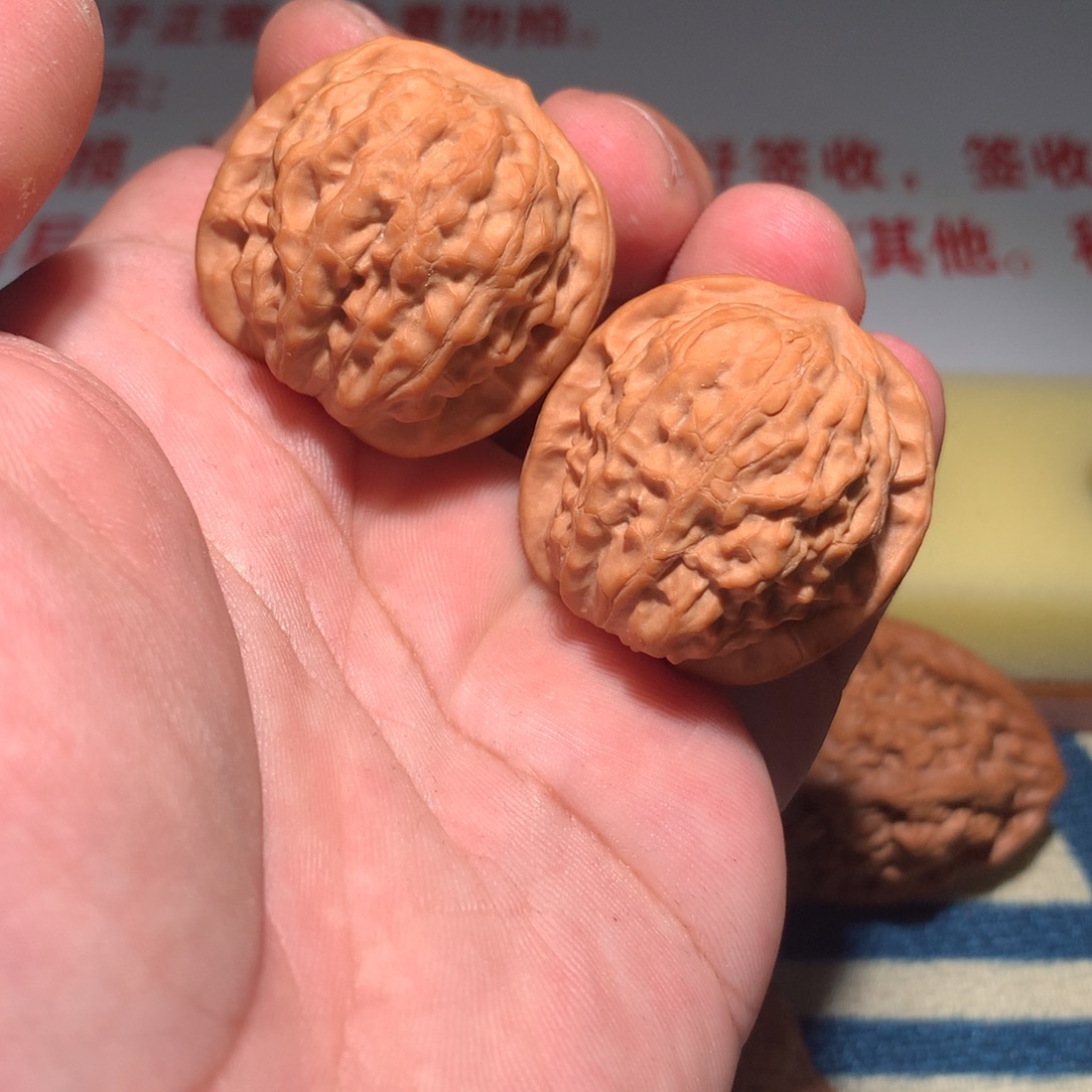 文玩核桃吊坠绣球