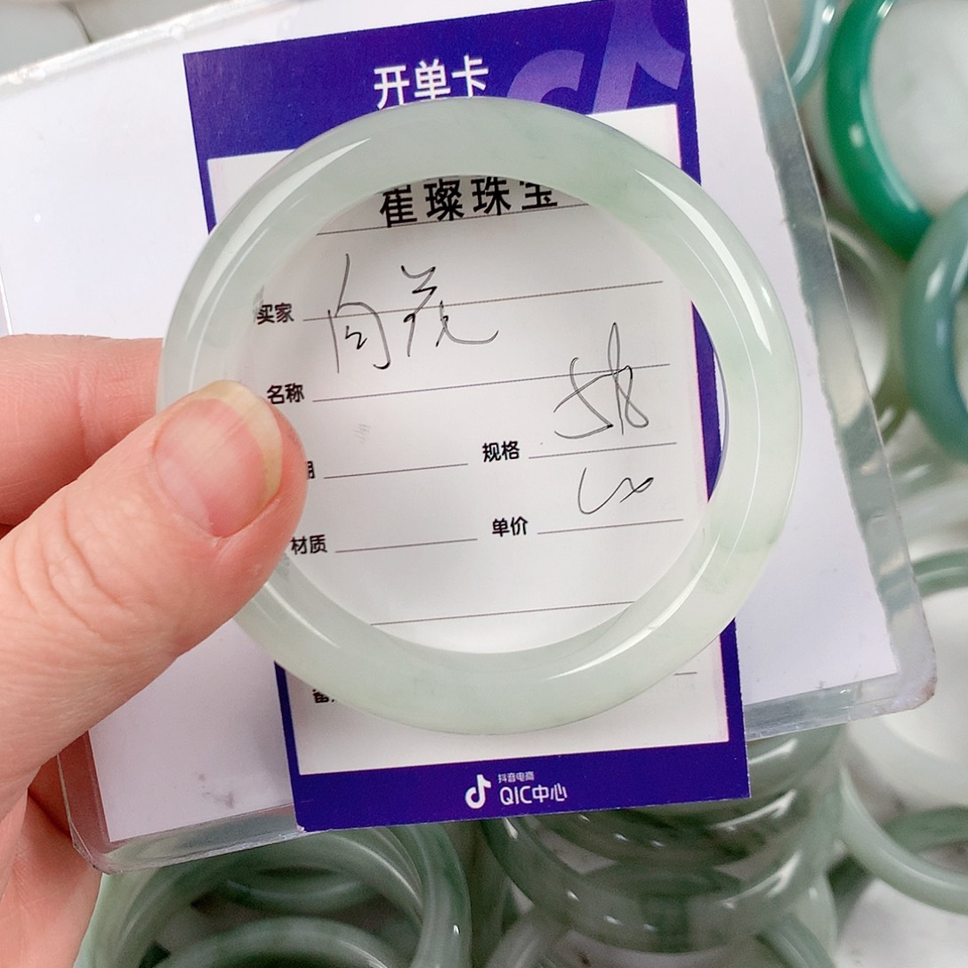 石英质玉手镯未镶嵌向****放