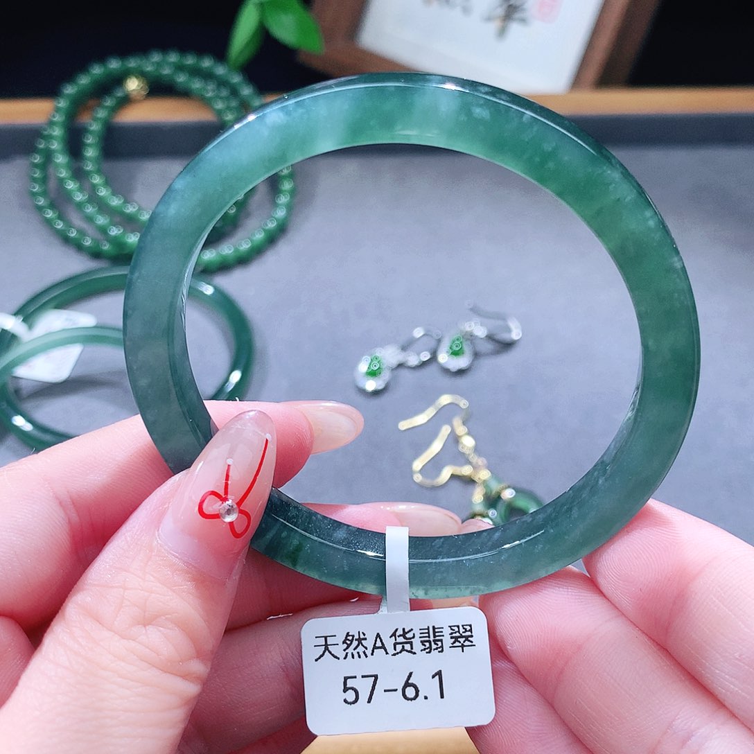 翡翠未镶嵌手镯（圆镯）