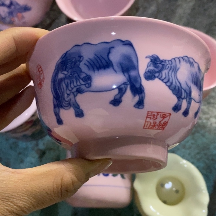 摆件陶4.5寸红稀土青花五牛碗