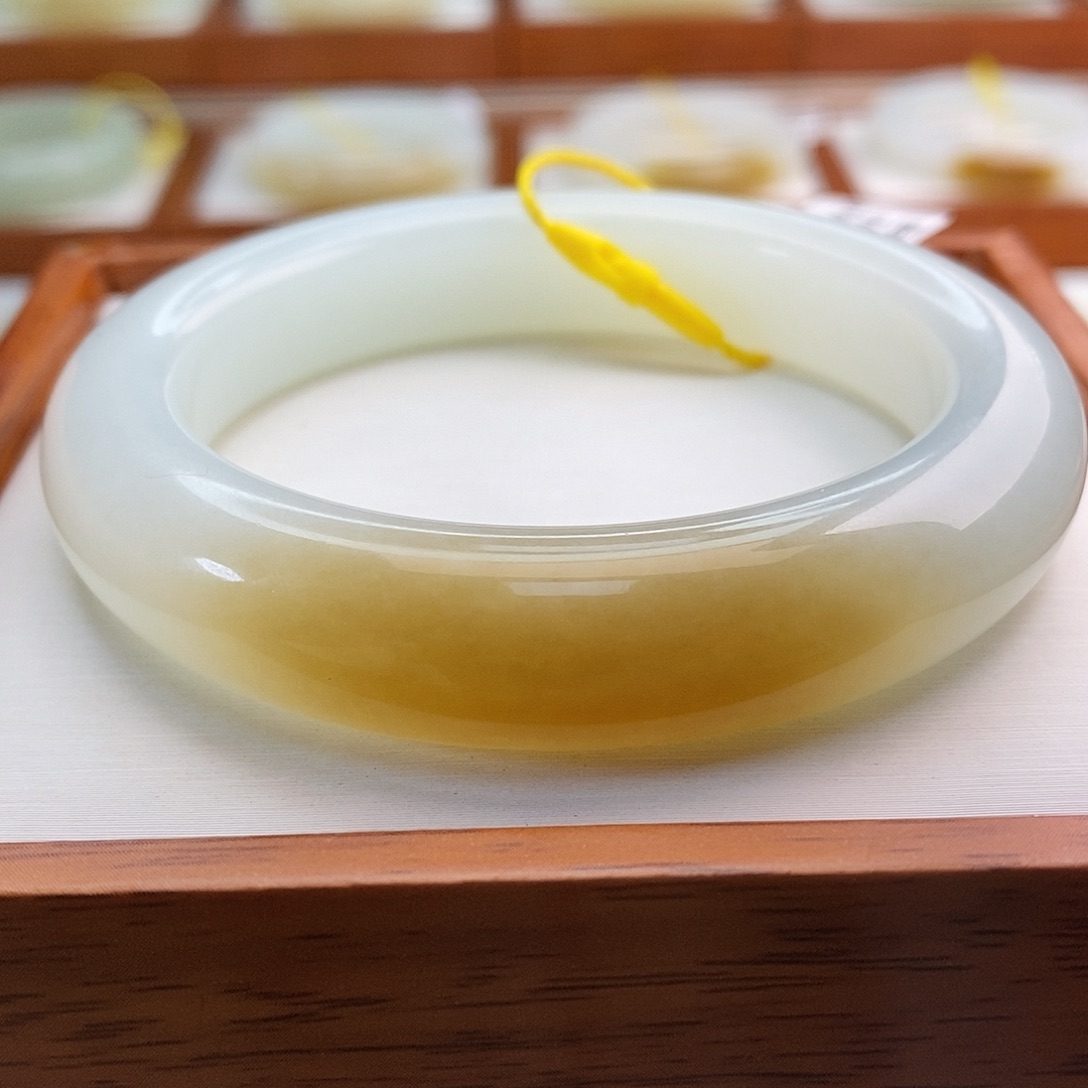 和田玉（糖玉）手镯未镶嵌55+