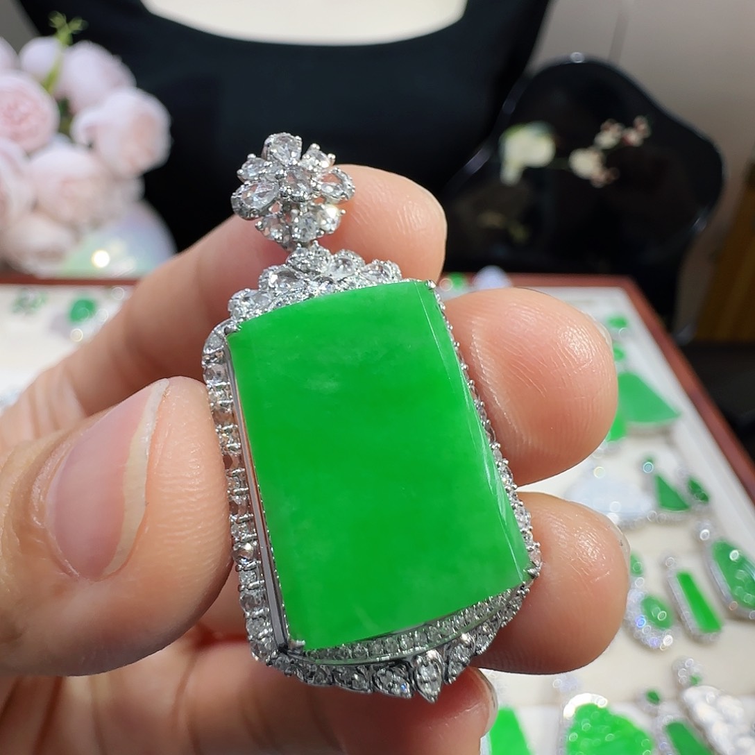 翡翠吊坠(不含链)18K金镶嵌