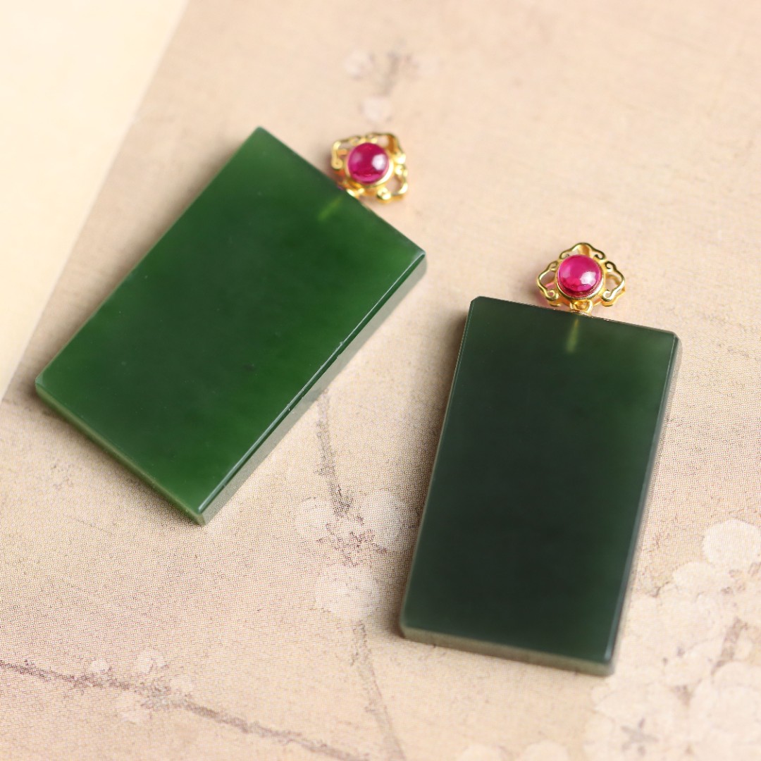 18K金镶嵌碧玉无事牌吊坠不含链(多样性发货 发其一)