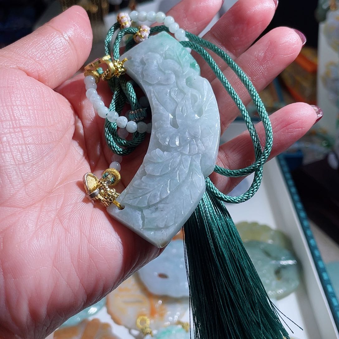 翡翠颈饰未镶嵌侑**品翡翠弯弯