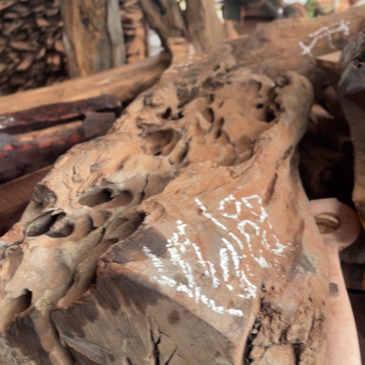 交趾黄檀（大红酸枝）近*