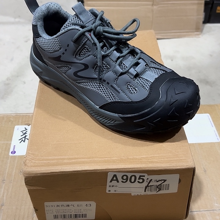 905号。43码防砸防刺劳保鞋。鞋底磨损介意勿拍