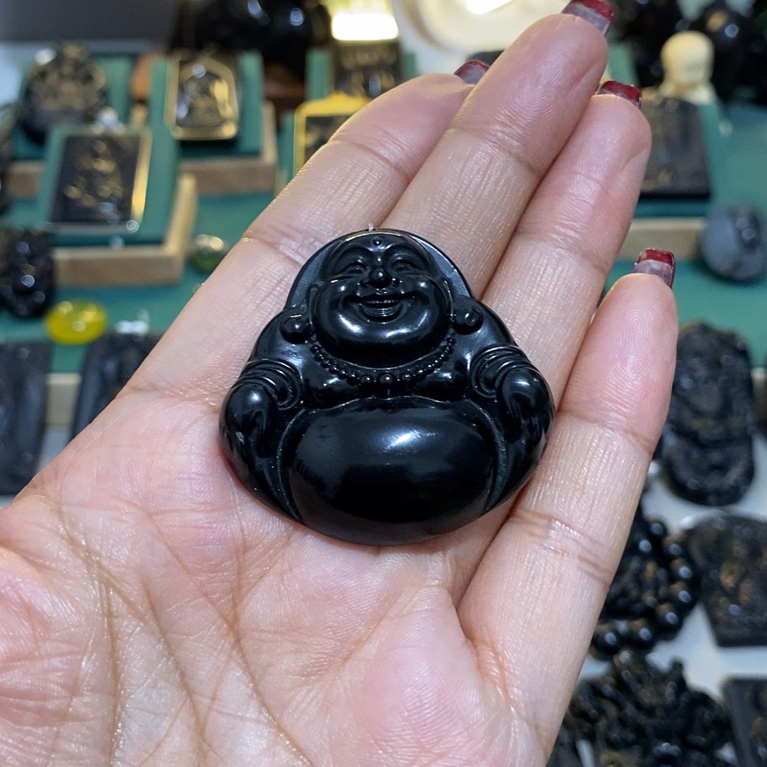 蛇纹石玉颈饰未镶嵌傻***着