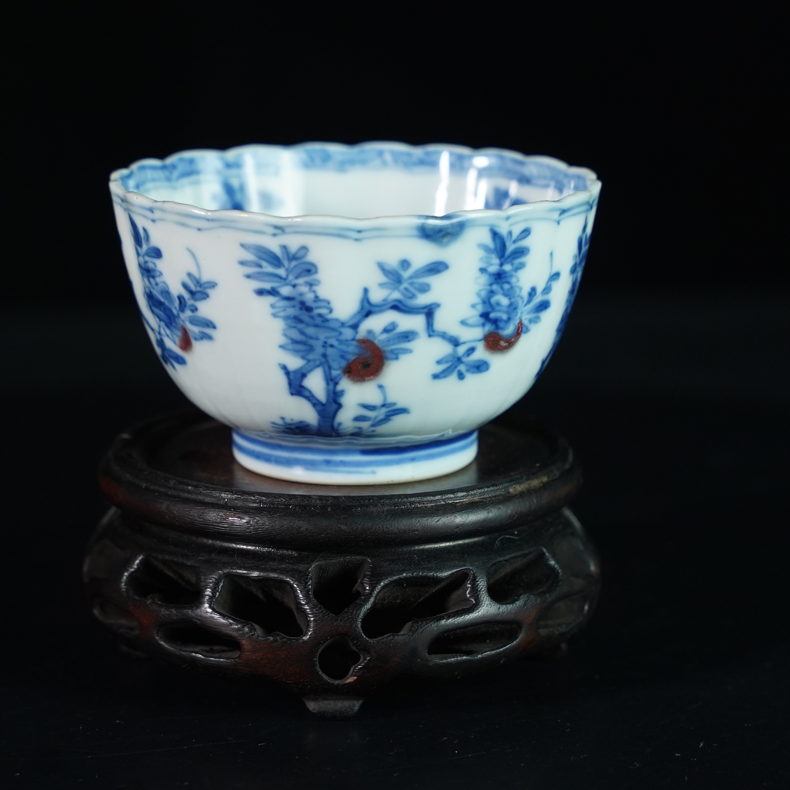 LXZ2580120004【十竹斋】清晚期青花釉里红瑞果图瓜棱纹杯