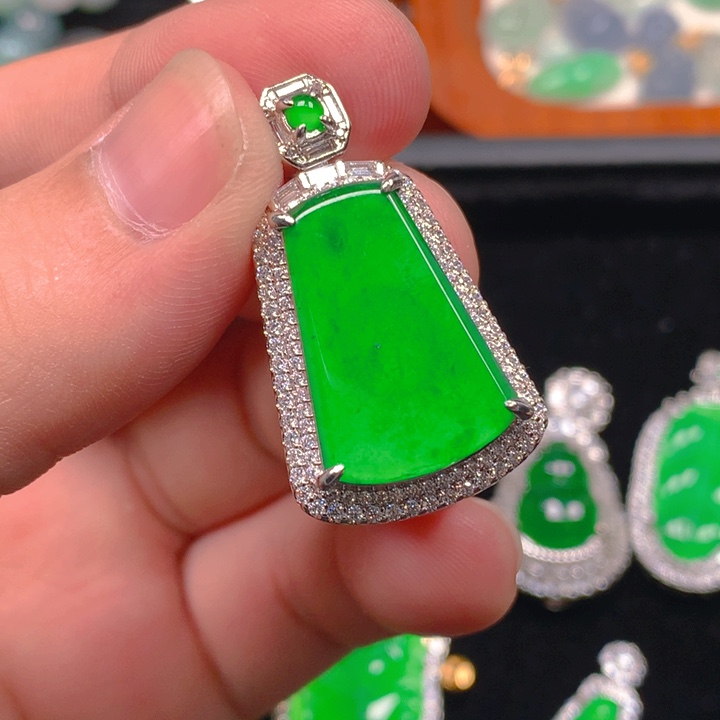 翡翠未镶嵌颈饰无事牌