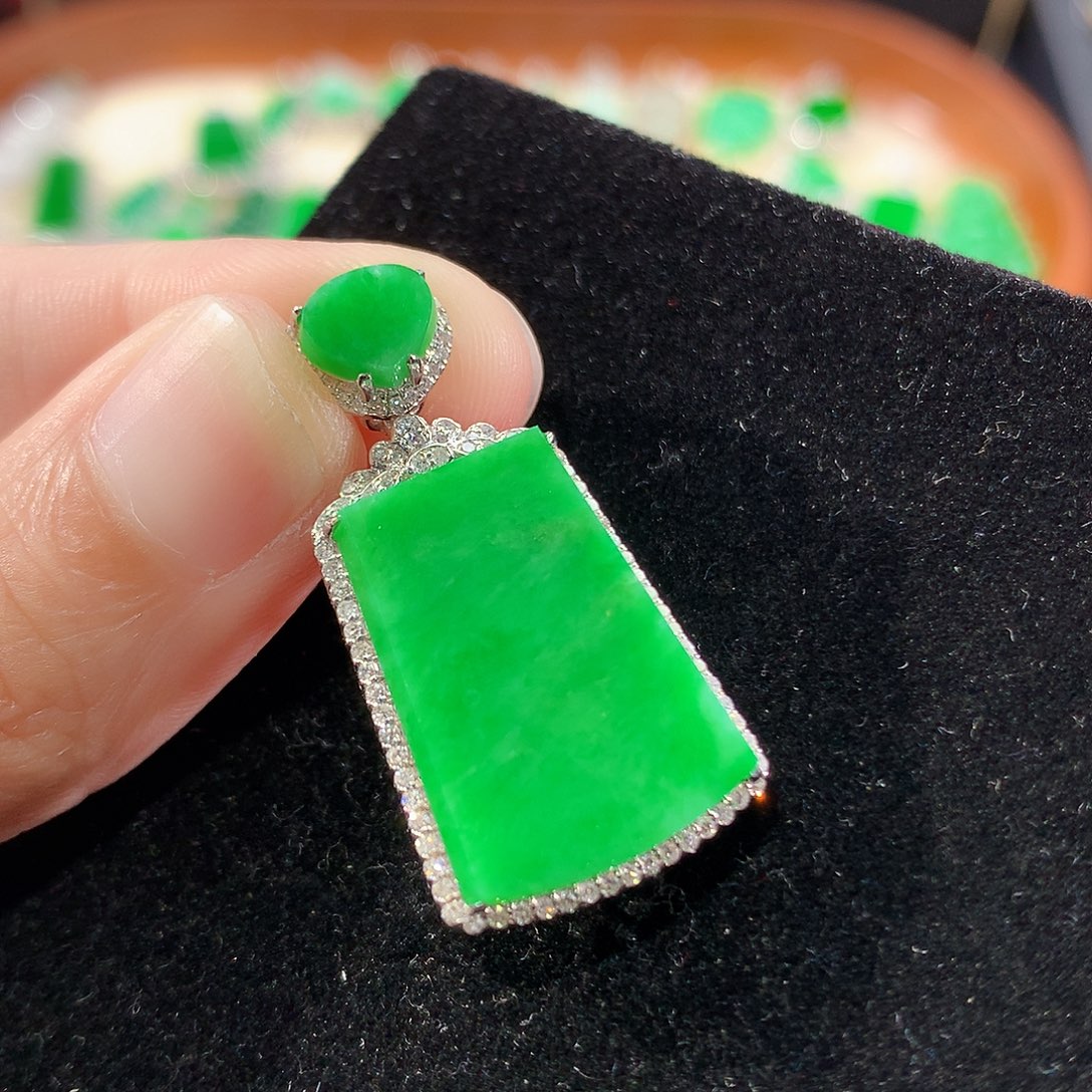 翡翠18K金镶嵌颈饰