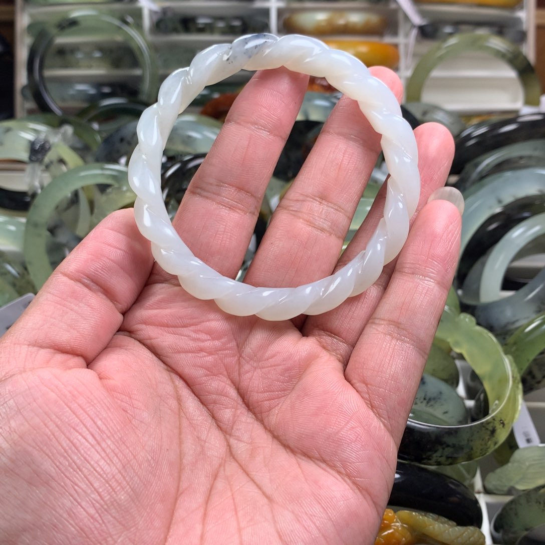 蛇纹石玉手镯未镶嵌文*