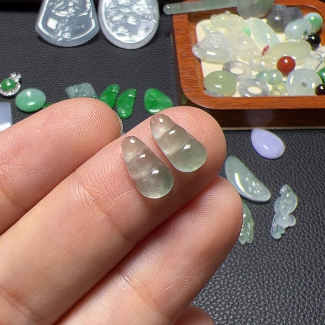 翡翠未镶嵌耳饰福豆一对