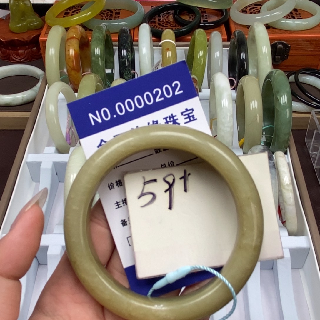 蛇纹石玉未镶嵌手镯