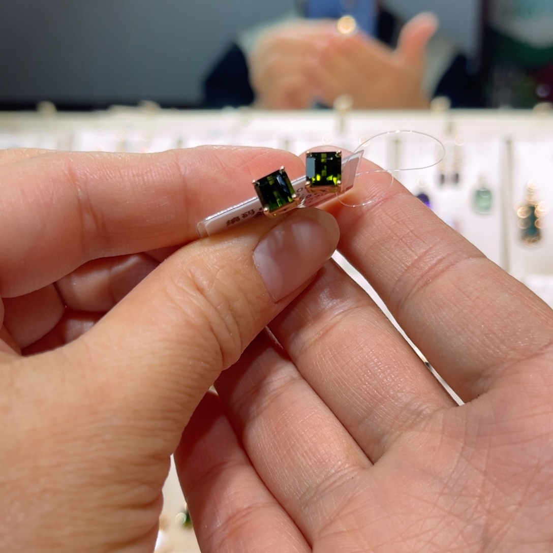 郝****碧玺耳饰18K金镶嵌