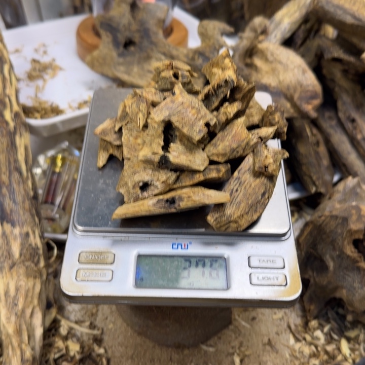 莱***米沉香38克白棋块料加勾刀