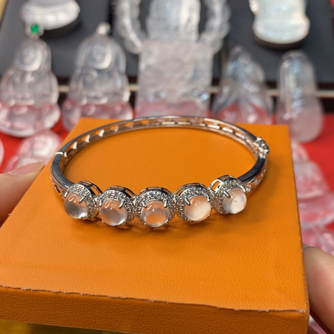 石英质玉合金吊坠