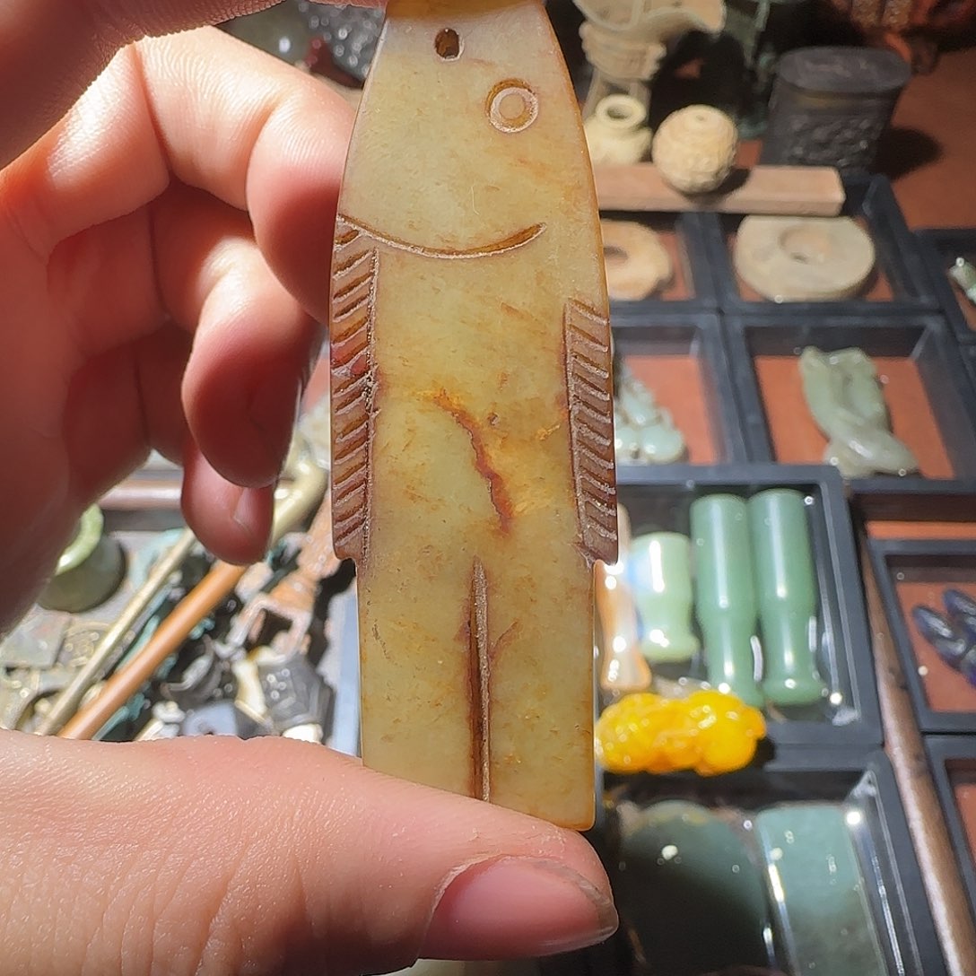 岫玉未镶嵌颈饰鱼型吊坠