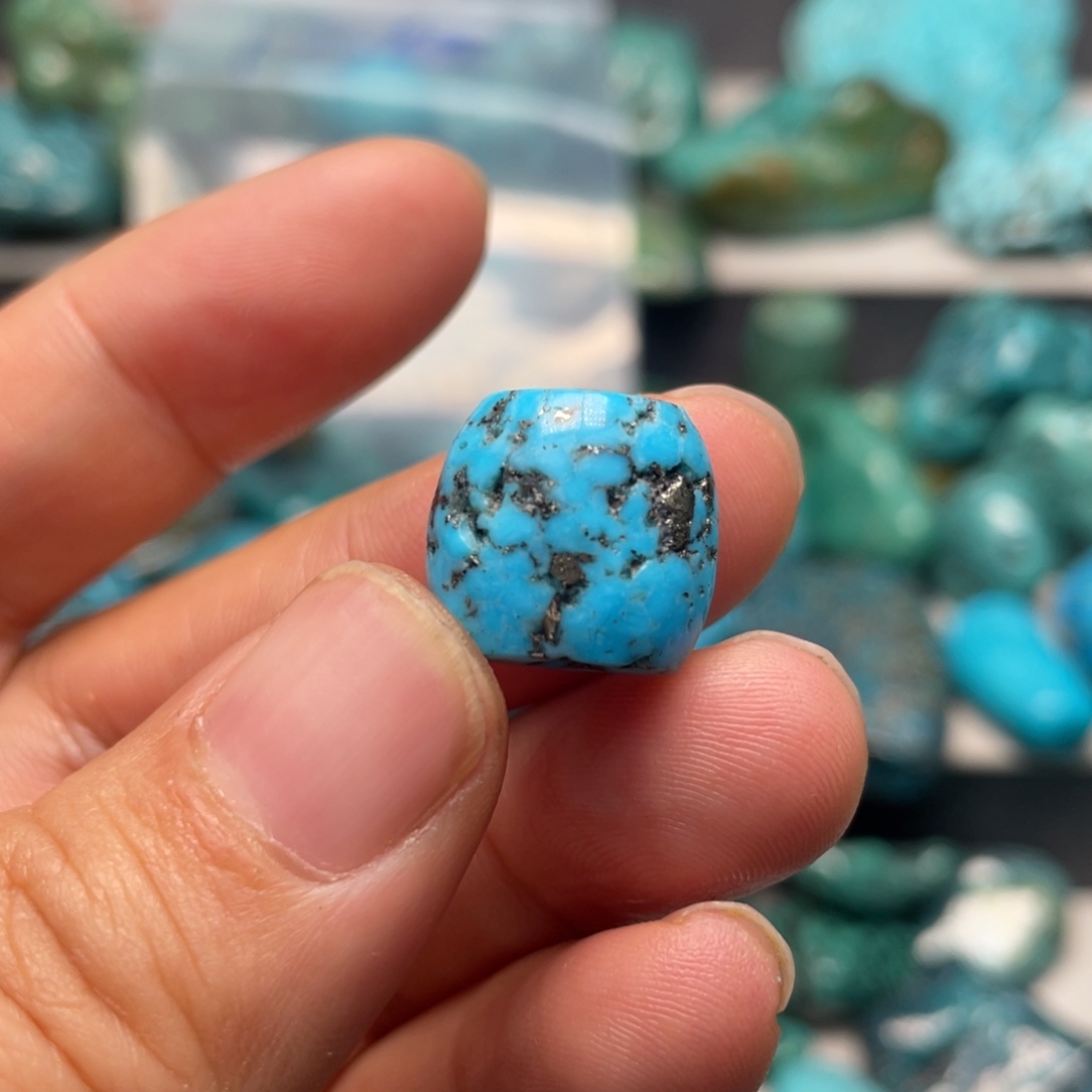 郑***哥绿松石未镶嵌颈饰