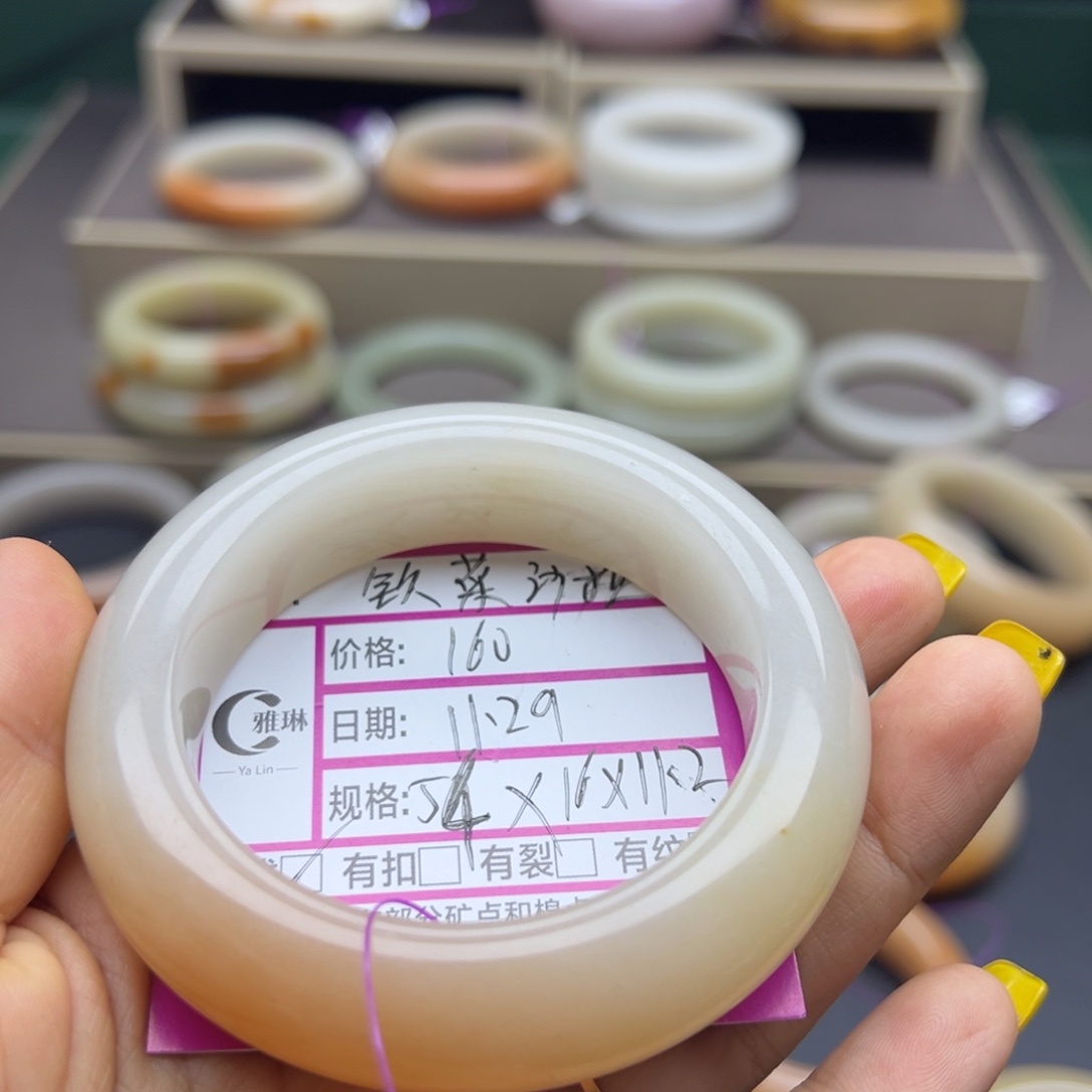 钦***拉石英岩玉未镶嵌手镯