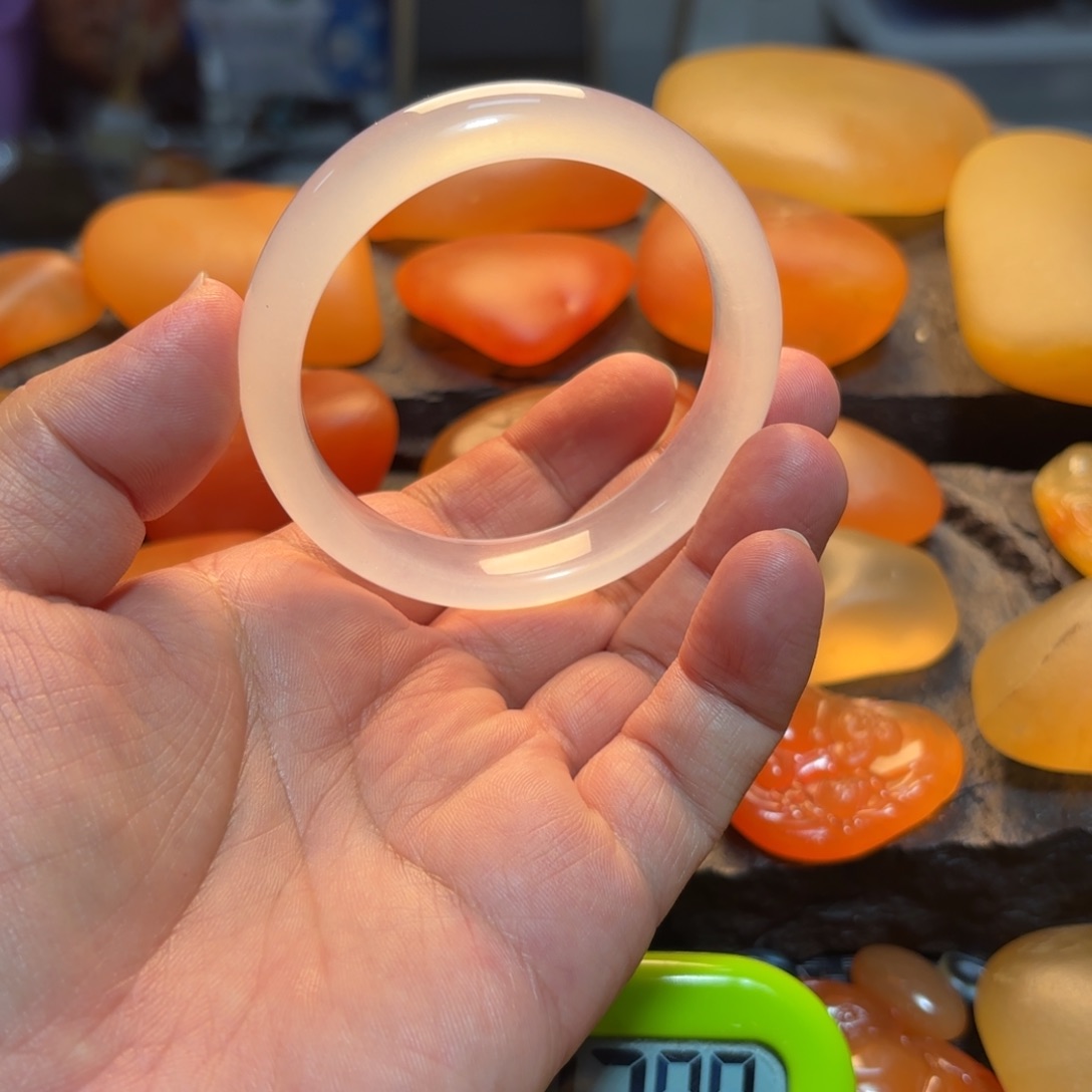 随***缘石英岩玉未镶嵌手镯