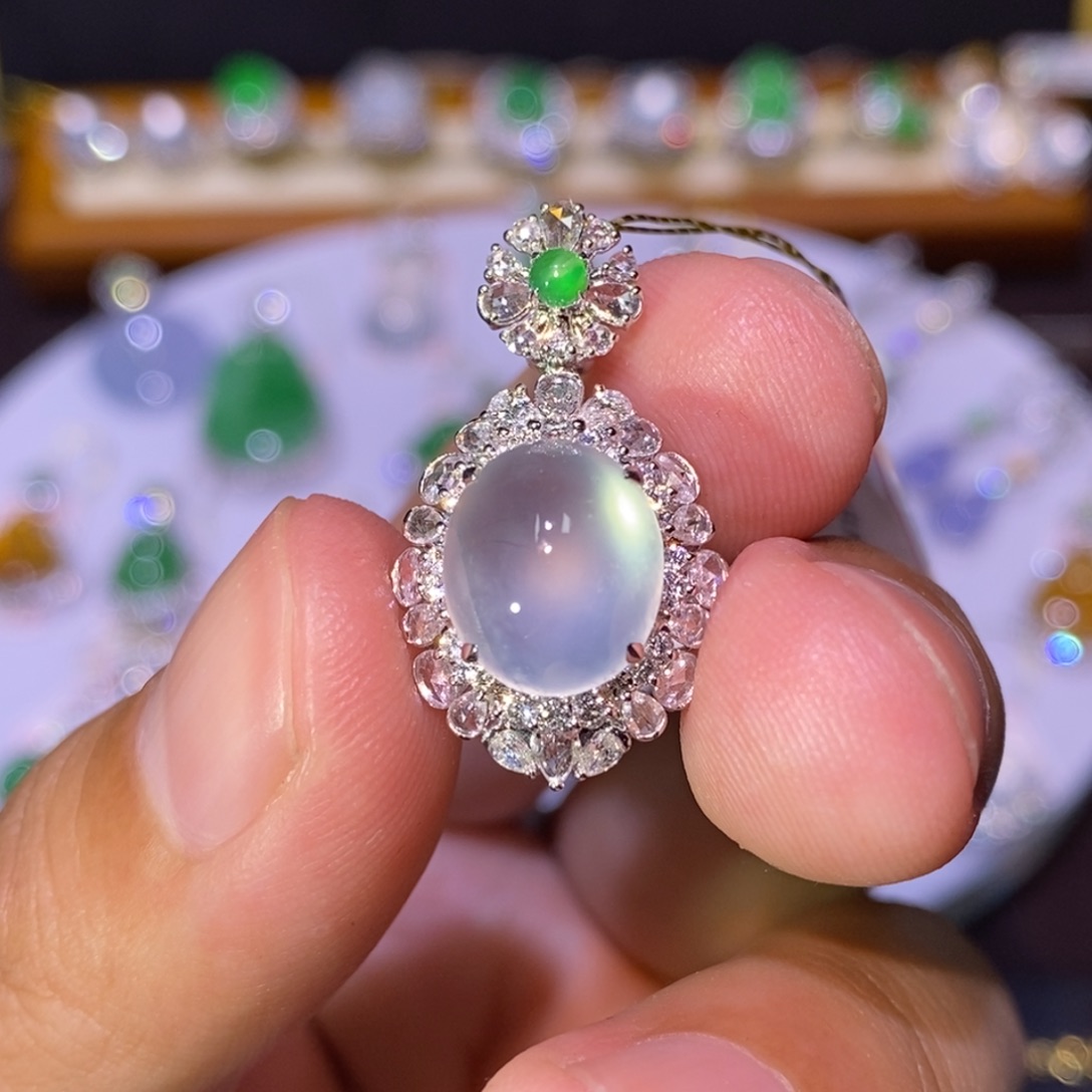 【闪购商品】颈饰18K金镶嵌翡翠