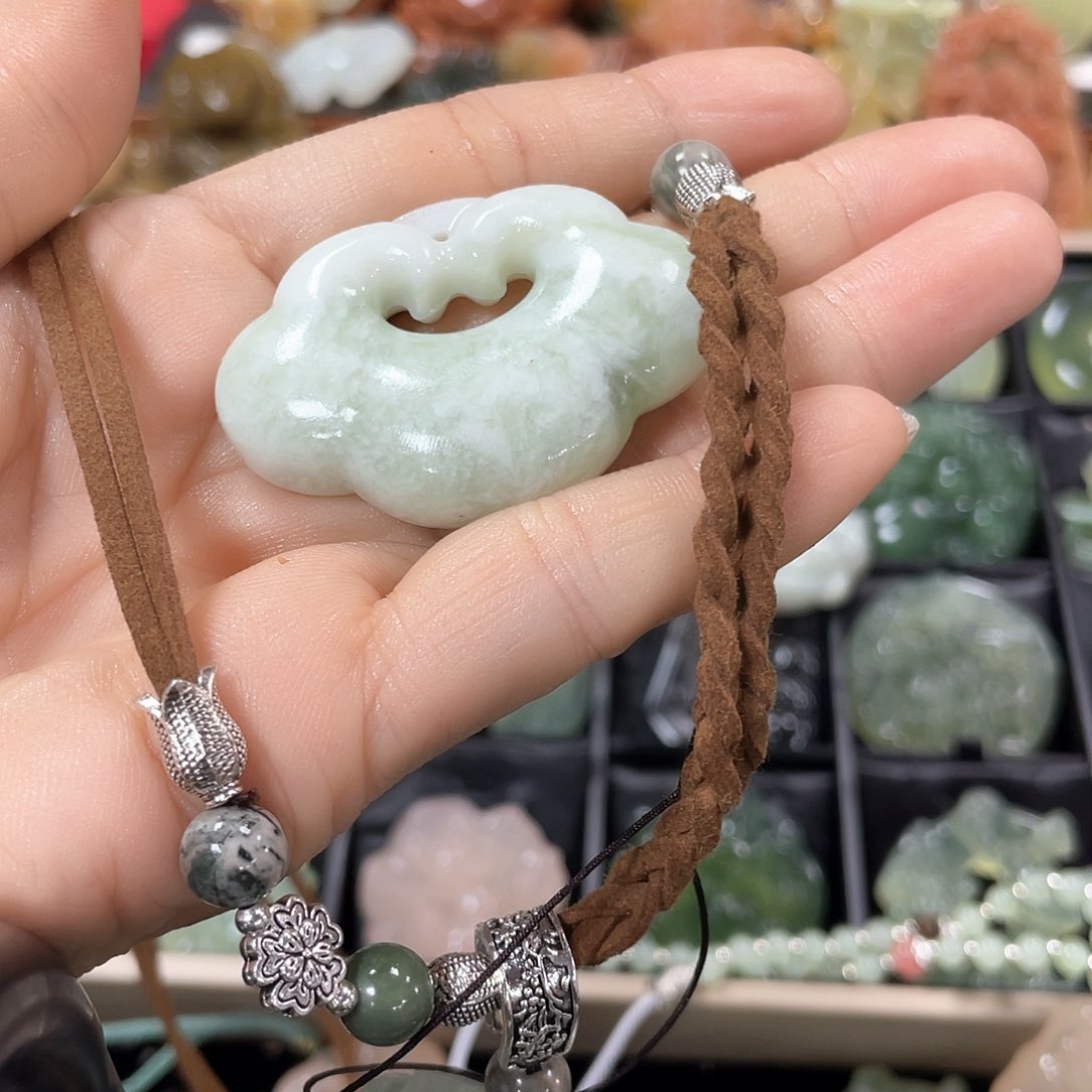 蛇纹石玉颈饰未镶嵌