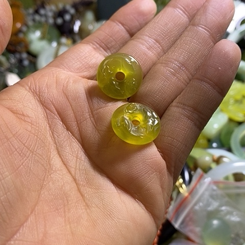 岫玉未镶嵌耳环一对