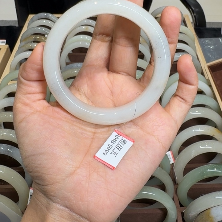 微***笑和田玉（糖玉）未镶嵌手镯