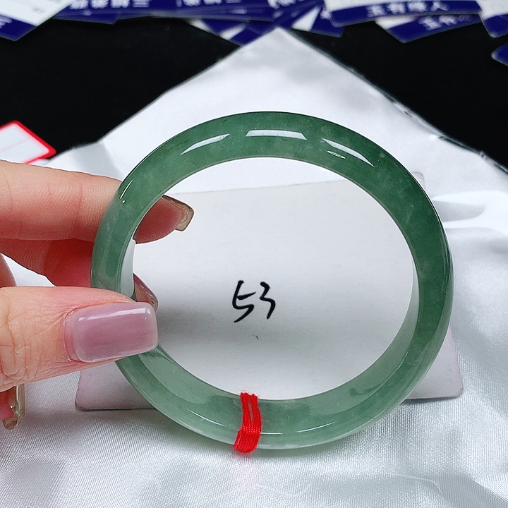 翡翠手镯未镶嵌翡翠手镯未镶嵌