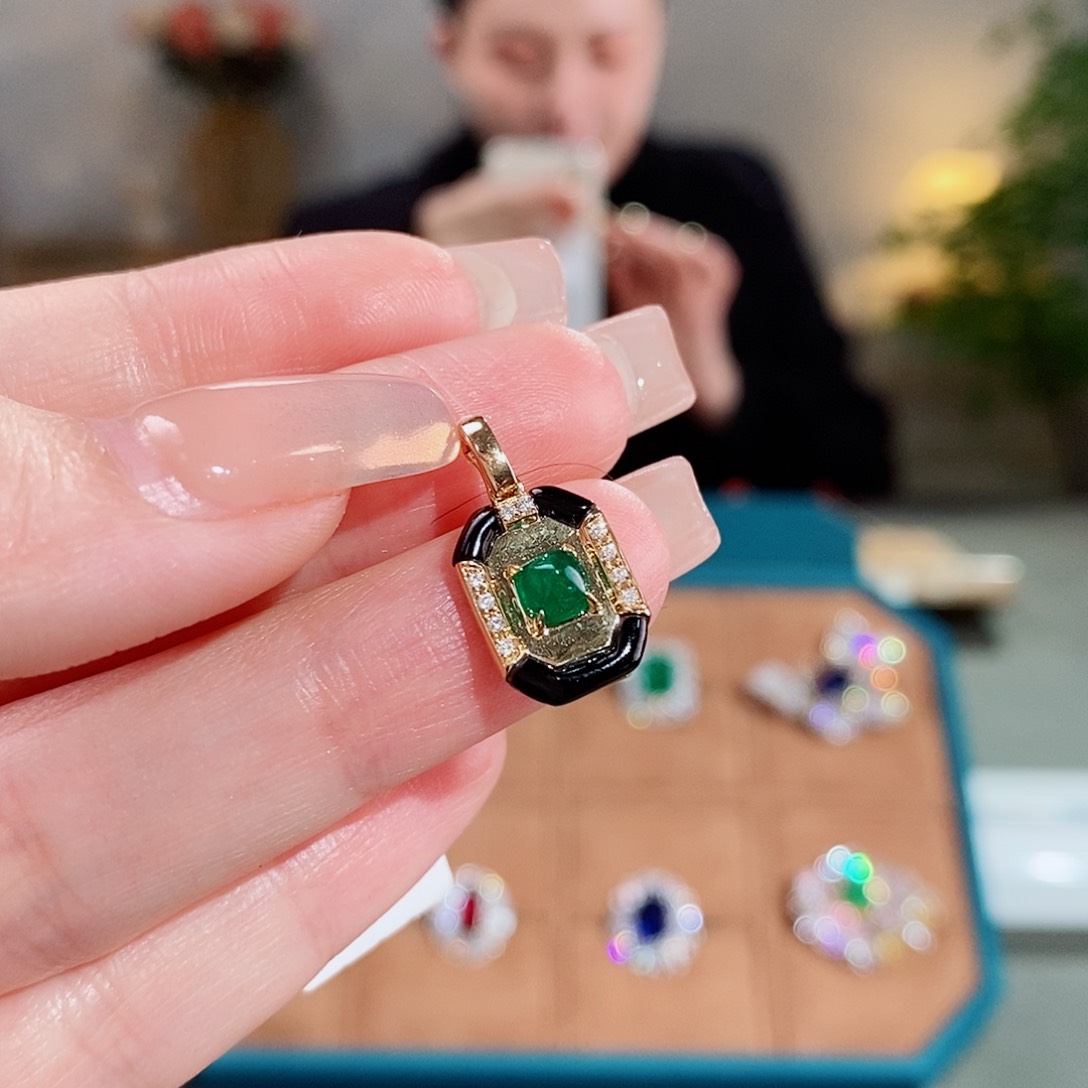 祖母绿颈饰18K金镶嵌 0.5ct