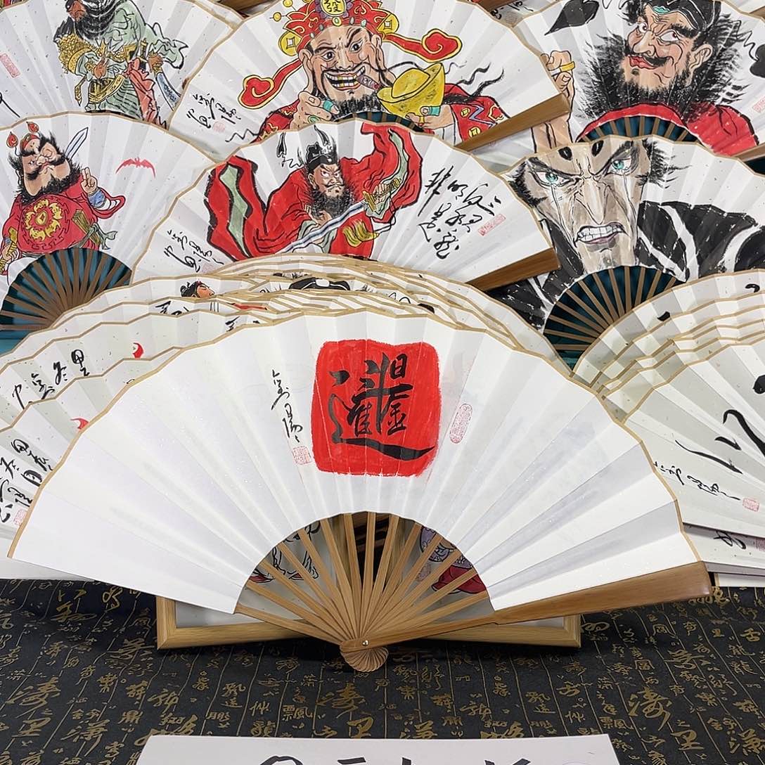 国画歪***?手绘折扇一把