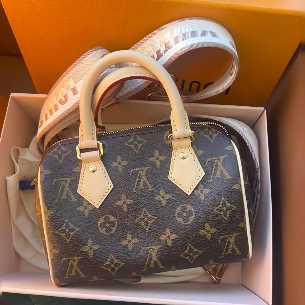 99新 LouisVuitton/路易威登 7姐专场/speedy 20 奶茶色肩带