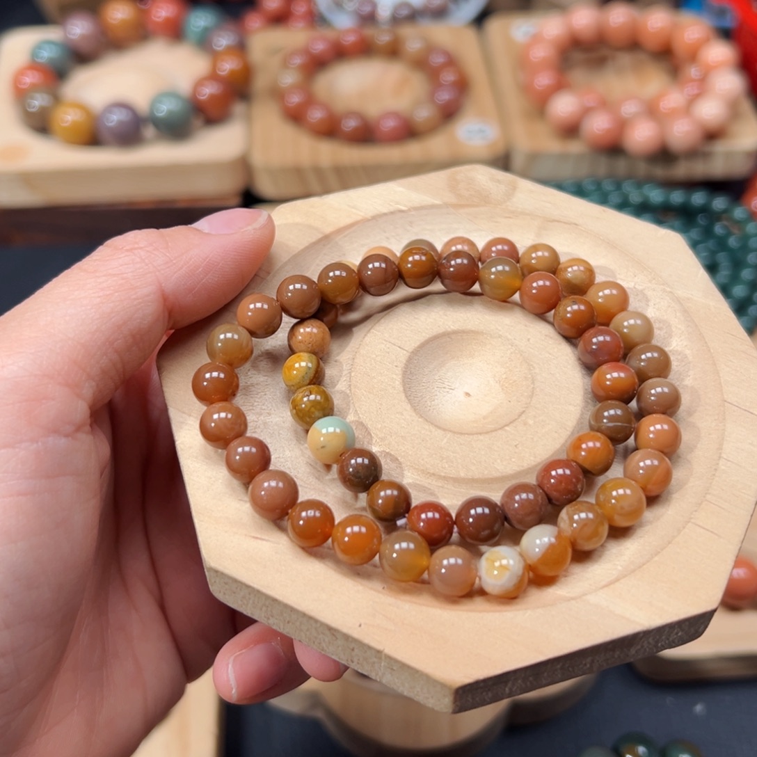 ****袭石英质玉未镶嵌手链135