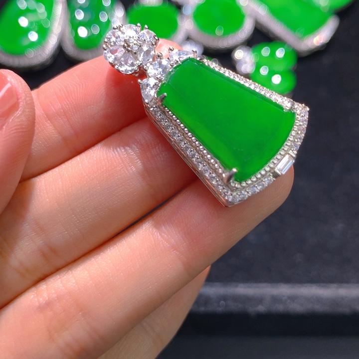 翡翠银S925镶嵌颈饰一个