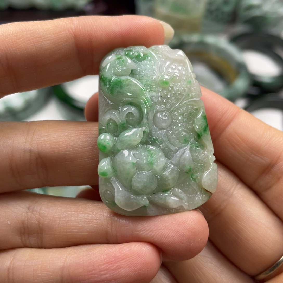 白***飞翡翠未镶嵌颈饰牌子