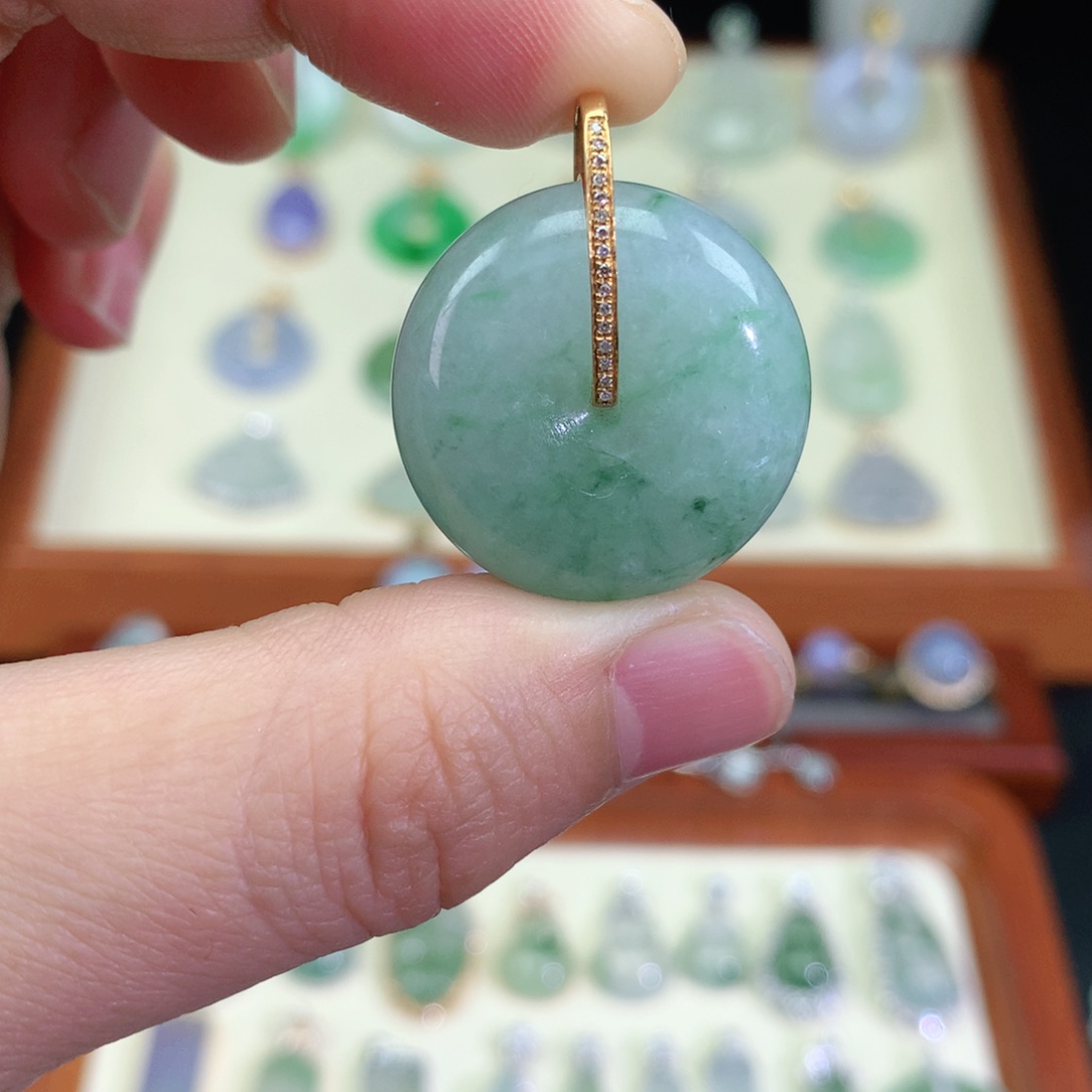 翡翠颈饰18K金镶嵌天然翡翠吊坠a货