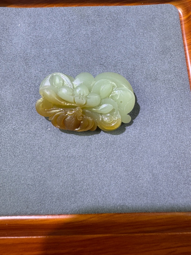 和田玉糖料纳蝠迎祥吊坠