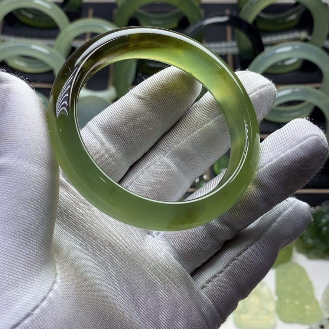 蛇纹石玉未镶嵌手镯小****i