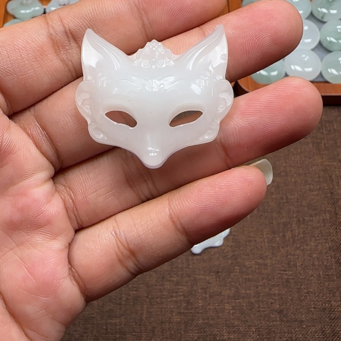 颈饰未镶嵌石英质玉