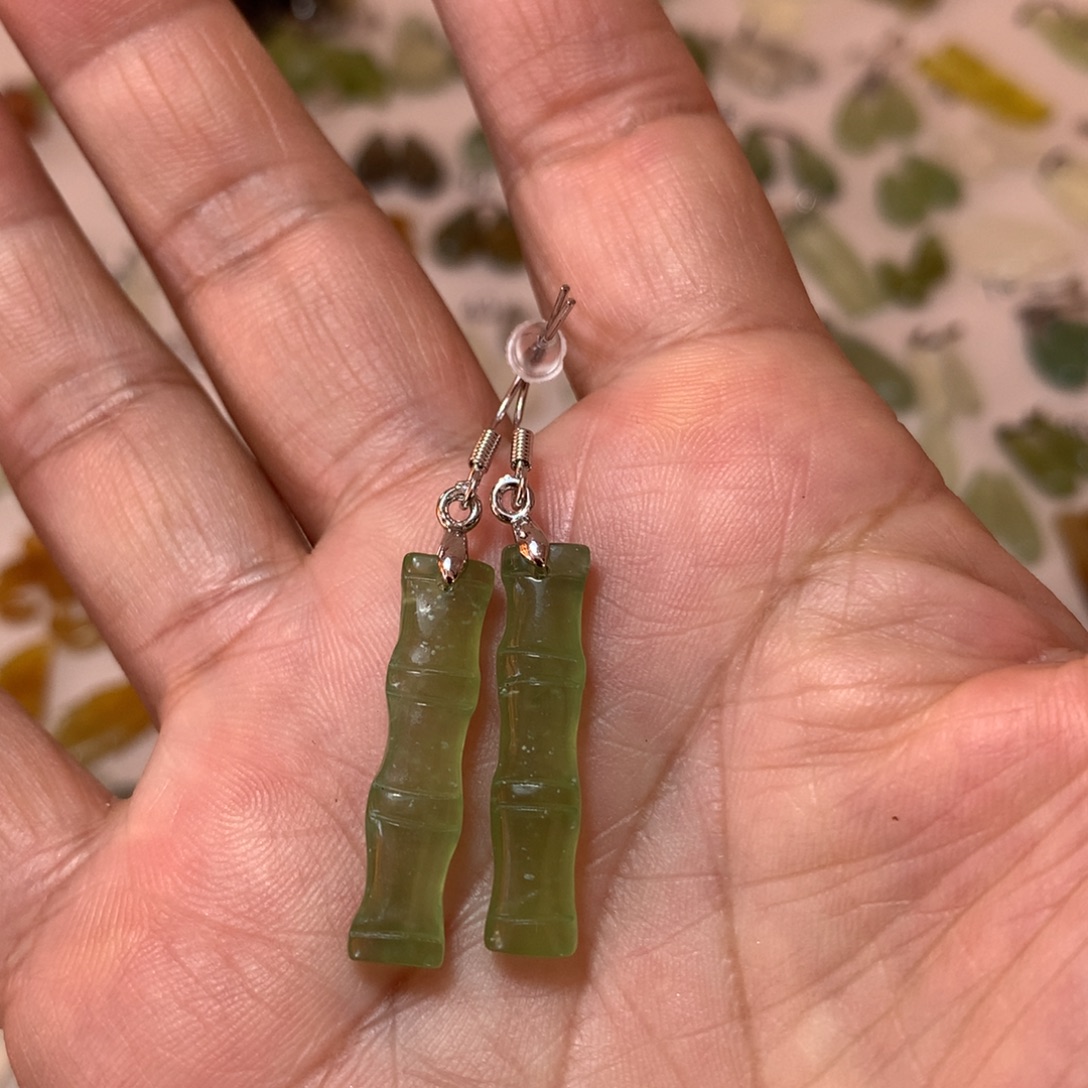 蛇纹石玉未镶嵌耳环