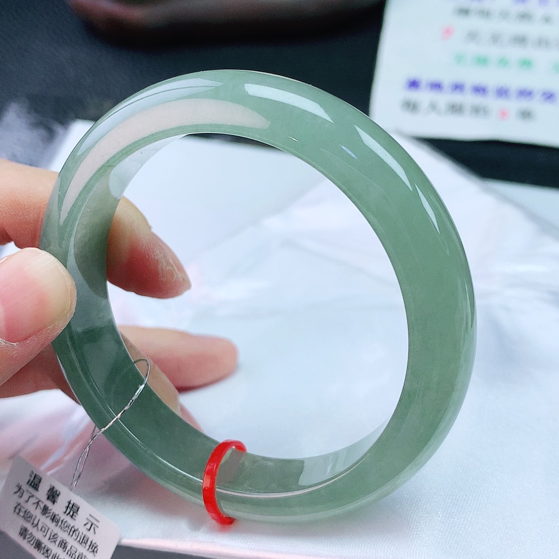 翡翠手镯未镶嵌56圈