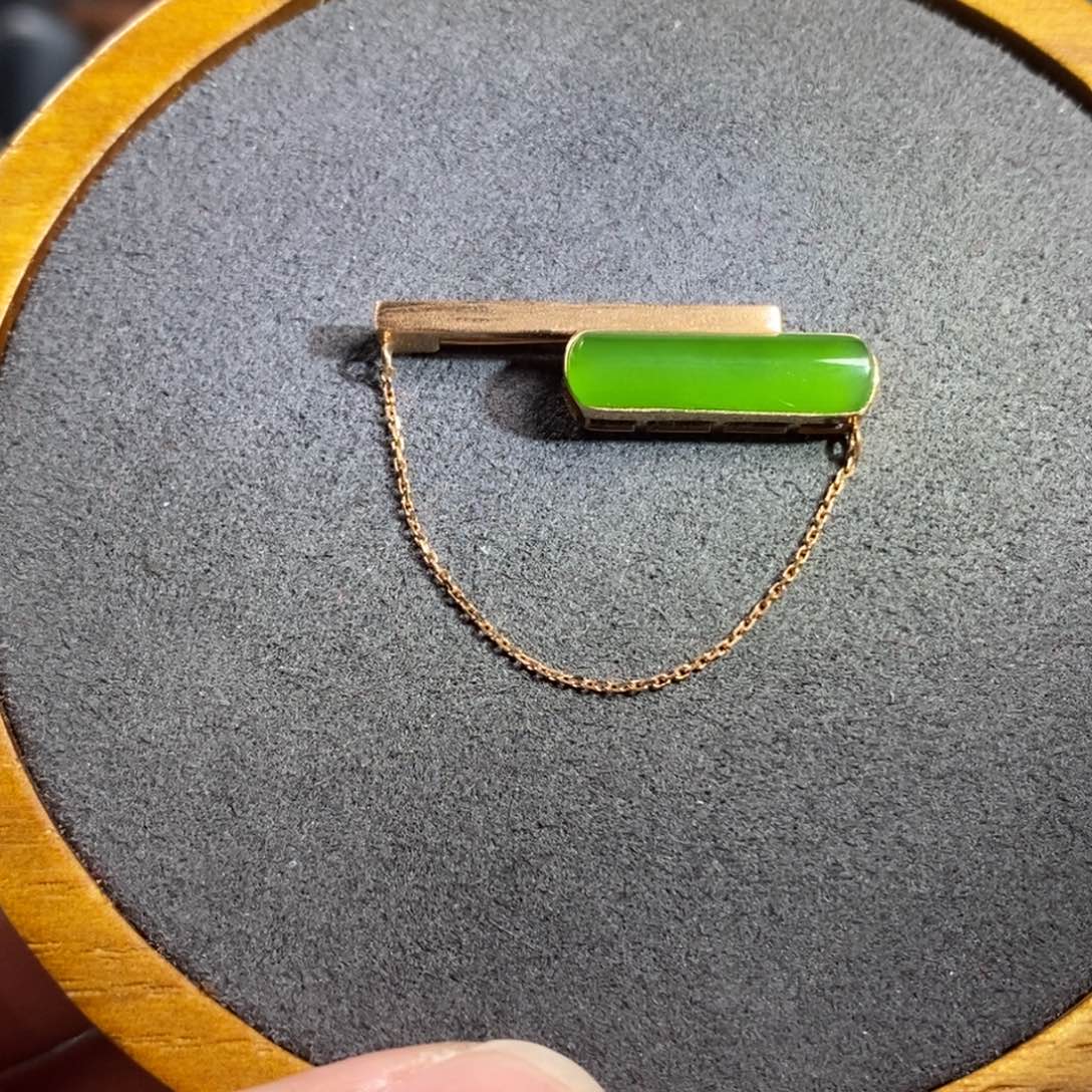 和田玉胸针18K金镶嵌