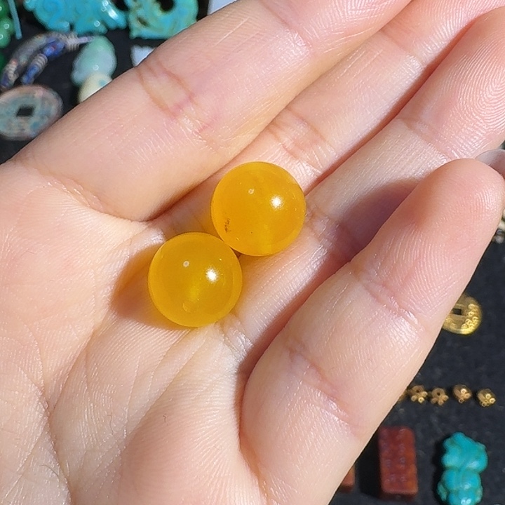 翡翠未镶嵌颈饰佩戴