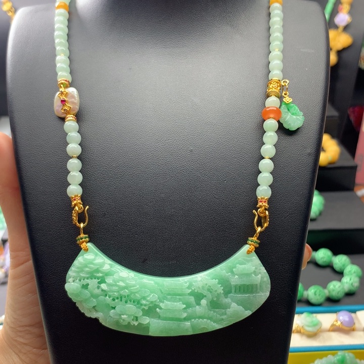 翡翠颈饰未镶嵌翡翠山水弯弯