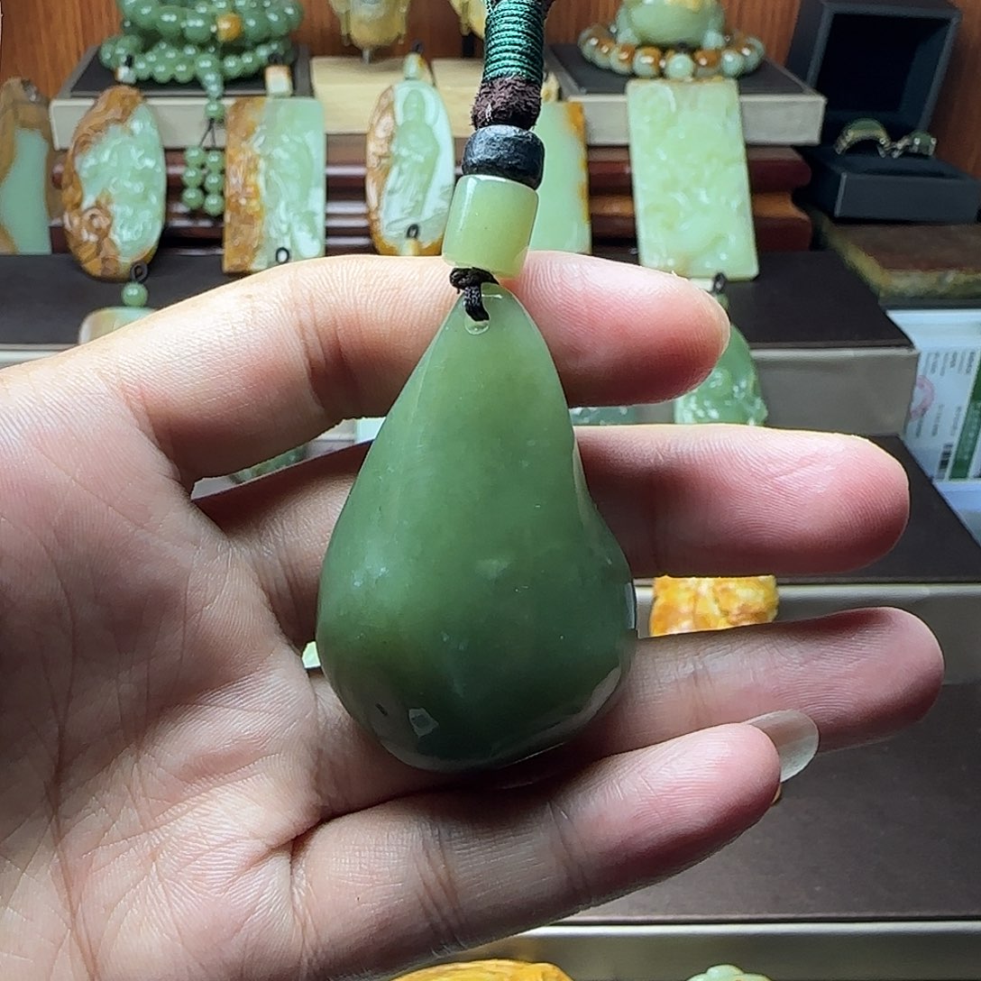 颈饰未镶嵌岫岩老玉（透闪石质玉）