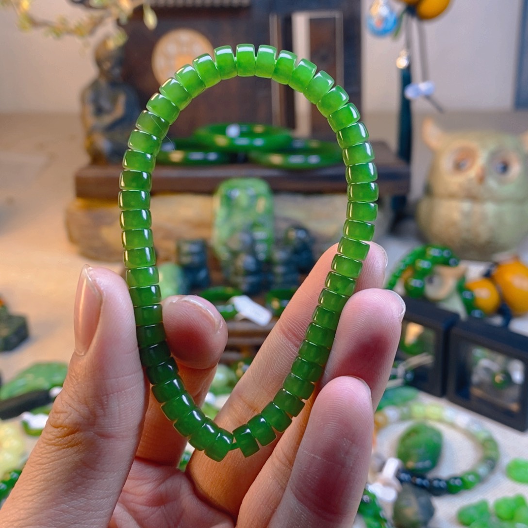 和田玉颈饰未镶嵌喔**?