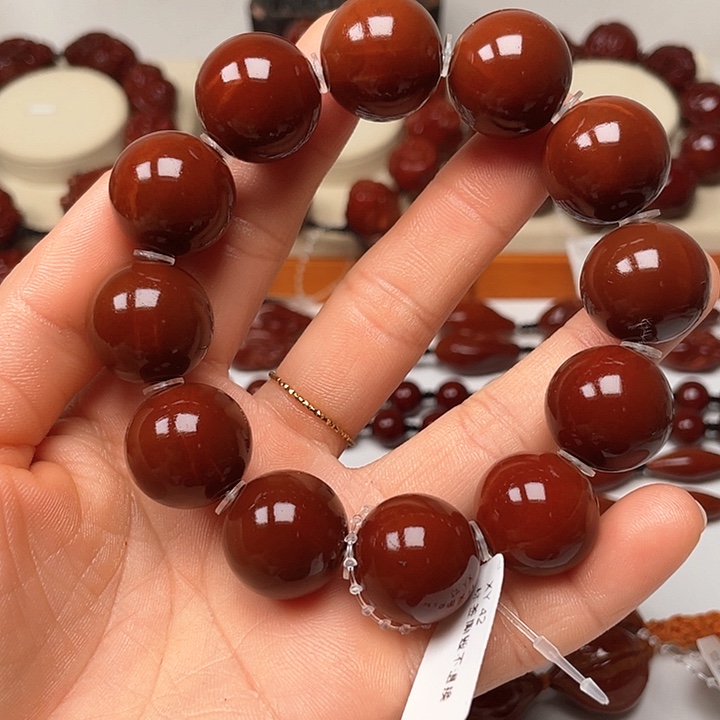 橄榄核手串掌**的玉化光珠