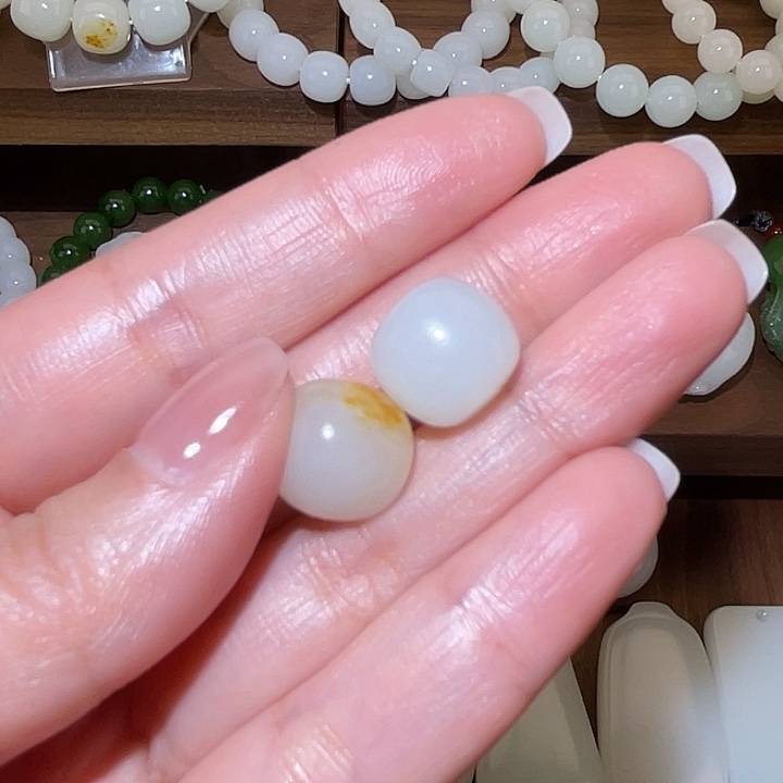 大***串和田玉未镶嵌颈饰