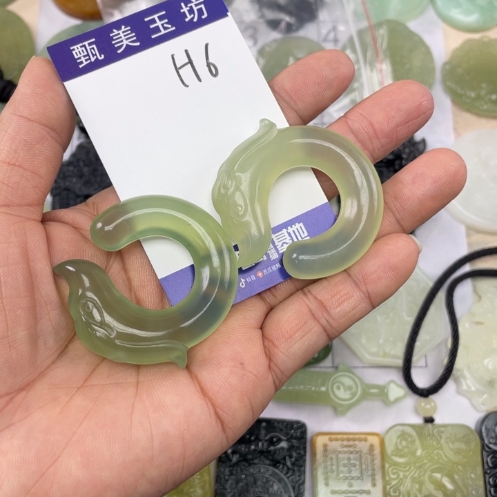 未镶嵌岫玉颈饰山**风挂件